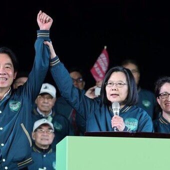 wang3623's tweet photo. 臺灣的🇹🇼中華民國於2002年教科書裏的「反共愛國教育」中.刪掉「反共」二字為對中共的善待政策.結局是悲慘命運到來使台灣人完全抹去敵我識別在思想理念戰爭中雨後竹筍的百家爭鳴的掀起中共統戰口號一家親九二共識一國兩制和平騷動台民心反共精神武裝解體蔡賴倆總統懂事嘍重新補貼反共二字敬畏之心！ https://t.co/xz5vjF5Imp