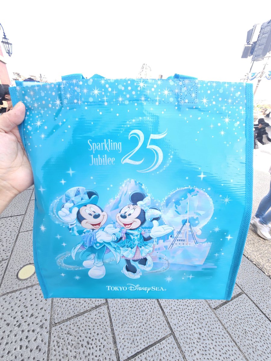 mianryoko's tweet photo. シーにインしました🌎️あつーい(笑)

欲しかったショッピングバックSSサイズ買えた‼️(オンラインは売りきれてた(笑)) https://t.co/2mf2gXi6Tj