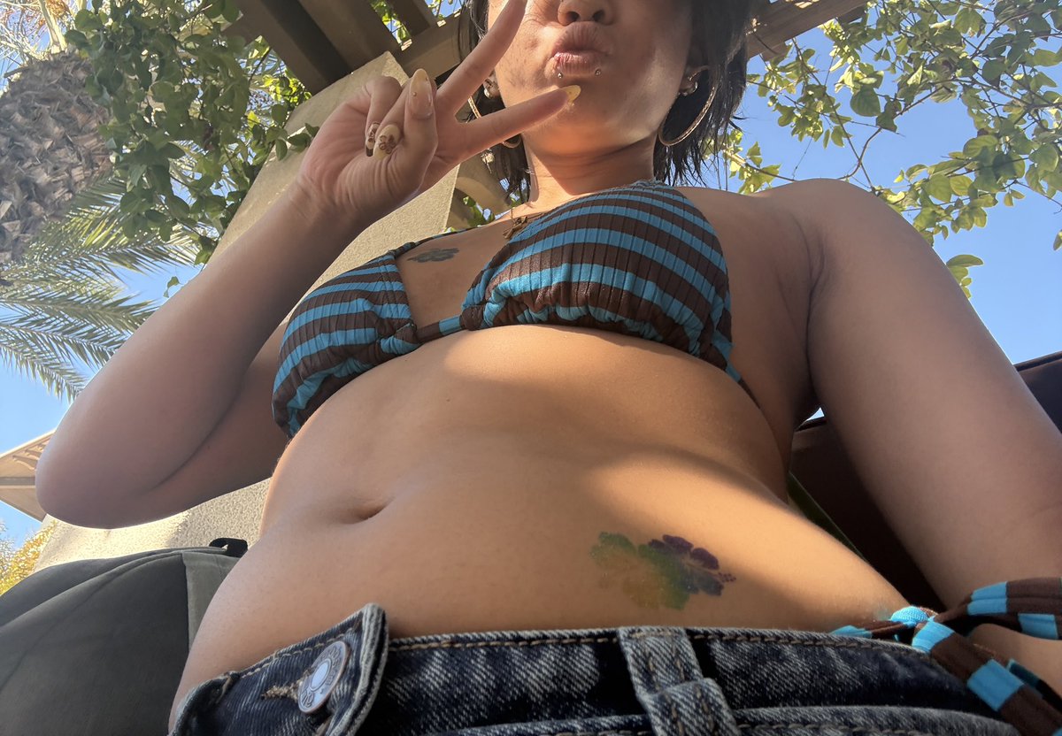 rosyyyesme's tweet photo. pool party means sparkly tattoos!! https://t.co/iUUTyzcXSN