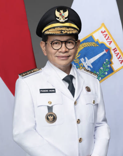 hyangthanos's tweet photo. > be Pramono Anung 
> politisi senior yang sangat tenang
> mantan sekretaris kabinet jokowi
> politisi senior PDIP
> Gubernur DKI Jakarta
> miliki gaya komunikasi politik yang sejuk dan kalem
> pasang kamera pengawas pada setiap wilayah rukun tetangga
> hidupkan kembali balai rakyat untuk tampung aspirasi warga
> gratiskan layanan transjakarta untuk lima belas golongan masyarakat
> perluas rute jaklingko hingga jangkau daerah aglomerasi sekitarnya
> naikkan gaji bulanan bagi seluruh pekerja pasukan oranye