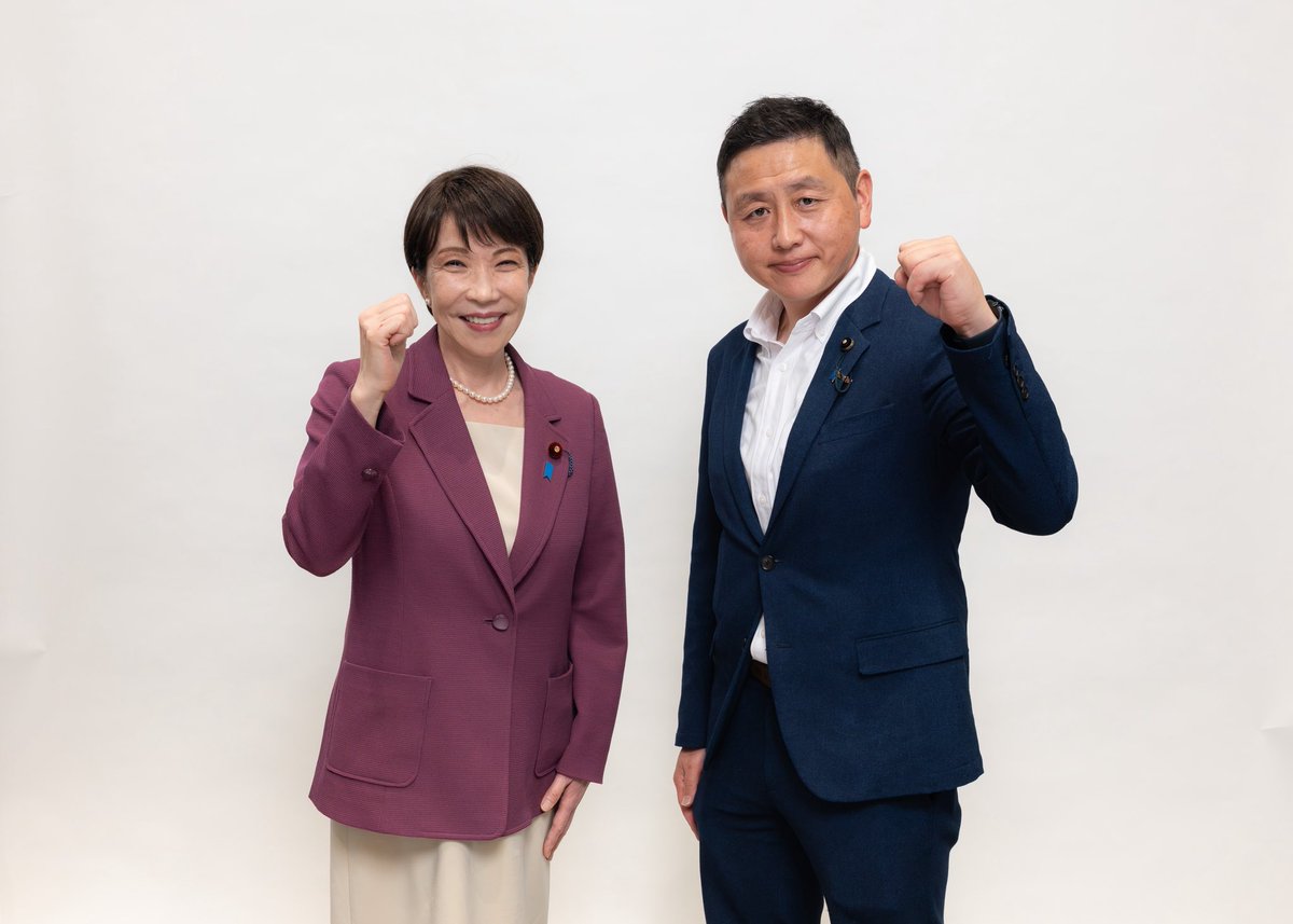 ogatoshi's tweet photo. 自民党本部にて「都道府県議会議員全国研修会2026」に出席しました。
全国から同志が結集し、熱気あふれる研修会となりました。
冒頭、伊吹文明元衆議院議長より、立党70年の歩みを振り返り、わが党の未来への使命についての重厚な基調講演をいただきました。
その後、小林鷹之政調会長による「経済・財政政策」、新藤義孝憲法改正実現本部事務総長による「憲法改正」など、直面する国政課題について深く学び、研鑽を積みました。
その後、交流会には、高市総裁も駆けつけていただき、写真撮影も行いました！

#自民党
#高市早苗 
#千葉県議会議員小川としゆき
#結党７０周年 
#小林鷹之