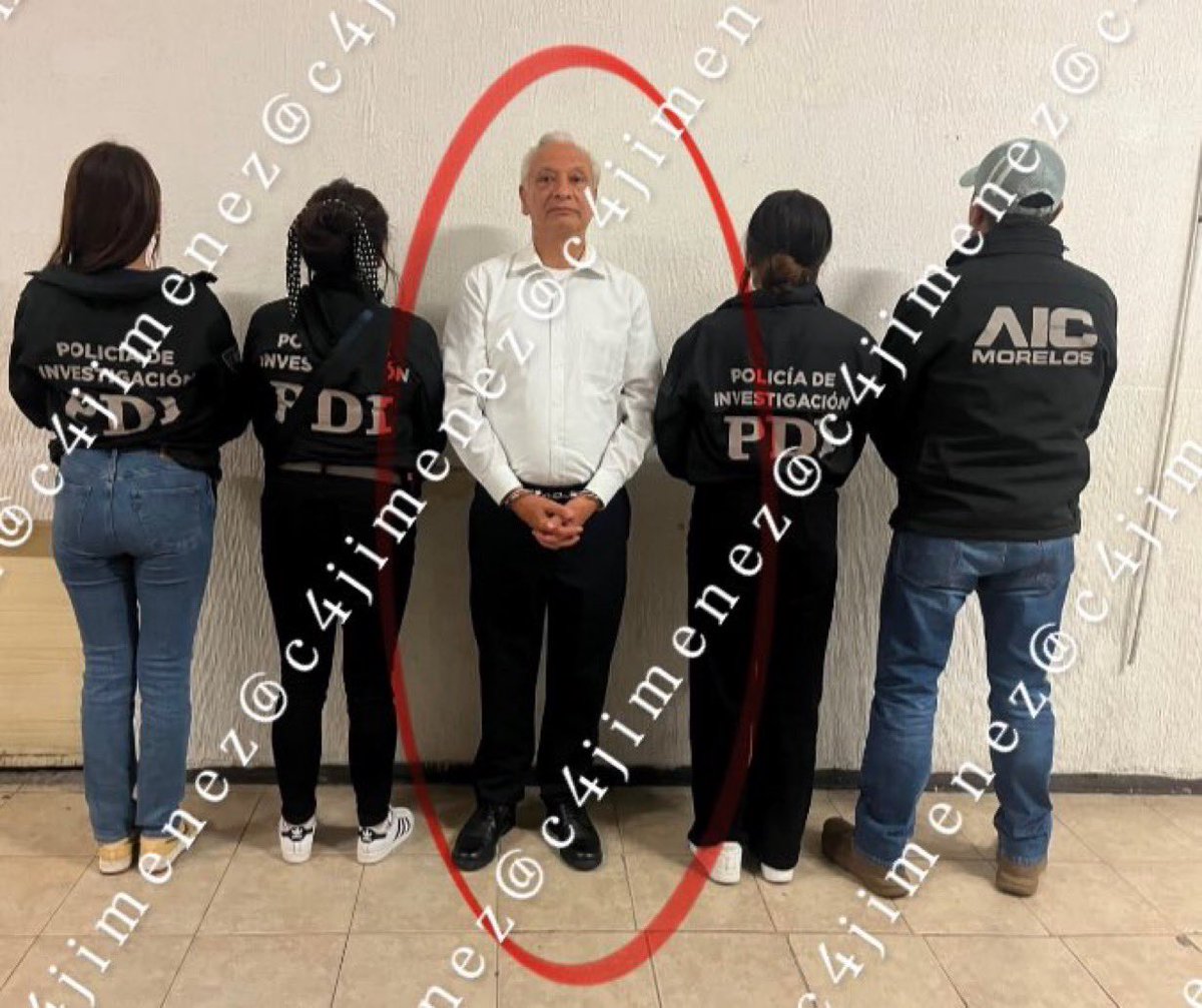 LuisCardenasMx's tweet photo. 🚨 Imagen del exdirector de @Pemex. Así fue capturado Víctor Rodríguez Padilla por agentes de @FiscaliaCDMX en @BJAlcaldia. Posteriormente fue certificado y entregado a @Fiscalia_Mor. Está acusado de agredir a su esposa. @c4jimenez https://t.co/LcwhkY5l4f