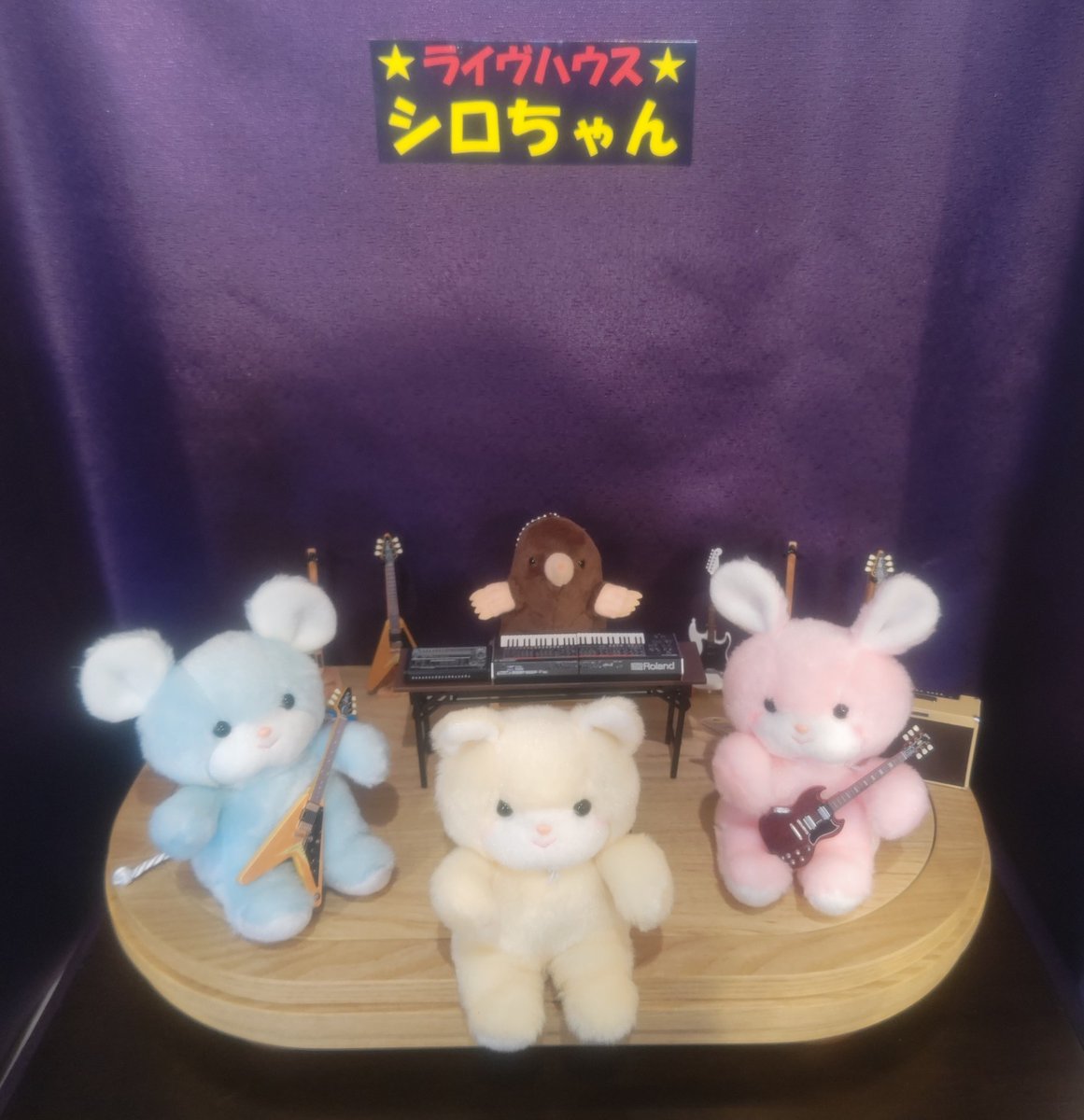 ystk_shiroi's tweet photo. おいらモグラ店長！シロちゃんにライヴハウスを任されてるぜ！おっ、ベイビー達上がっておいで！わ～い😁ギター触ってみる？いいの？😃🎸ジャカジャカ！よし、トリオ結成だ！ピンク、黄色、ブルーでピンキーブルーでどう？＃吉徳 ＃白井店 ＃ぬいぐるみ ＃ぬい撮り ＃レトロぬいぐるみこれくしょんmini https://t.co/uiEzyT5xKR
