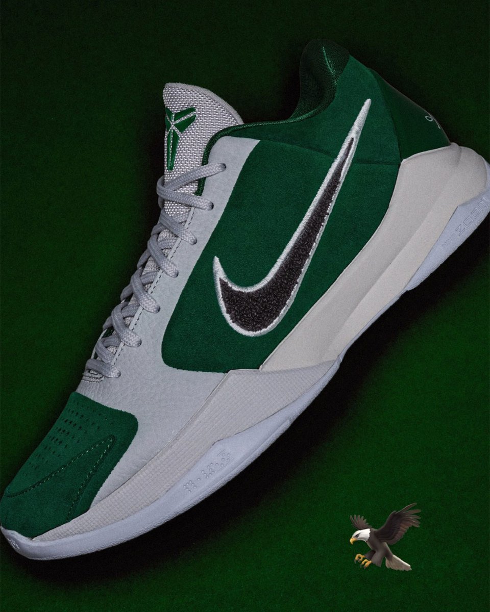 SneakerNews's tweet photo. Vanessa Bryant just revealed a boatload of Nike Kobe footwear 🚨

Let's break it down one by one starting with the Kobe 5 Protro "Philadelphia Eagles"

See the full preview >> https://t.co/MQzamhX3sW https://t.co/Bht79NMBH4