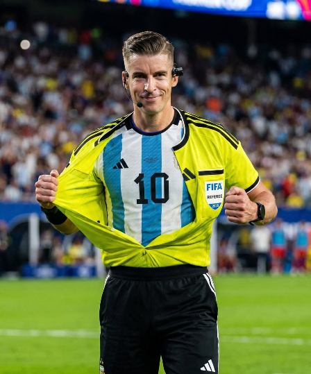 Rtupoke's tweet photo. Jujur aja masih kesel sama pertandingan malam tadi.

Laga yang harusnya bisa jadi pertandingan berkelas malah keganggu sama keptusan wasit dan hal di luar sepak bola.

Argentina mainnya jauh dr ideal. ritme mainnya ga enak, dan beberapa pemain terlihat ga benar-benar klik.

Di sisi lain Mesir tampil di luar dugaan. Tenang, berani menekan dari serangan balik. 

Yang sedikit jadi pembeda tetap Messi.  Dia Masih di level yang beda.

Nah sayangnya, drama di luar lapangan, atmosfer yang panas, dan beberapa keputusan wasit bikin pertandingan ini terasa kurang nyaman dinikmati.

Mesir yang harusnya layak lolos. Tapi yaudahlah. 

Nasi udah jadi bubur, Mesir pulang, Messi melangkah lebih jauh.