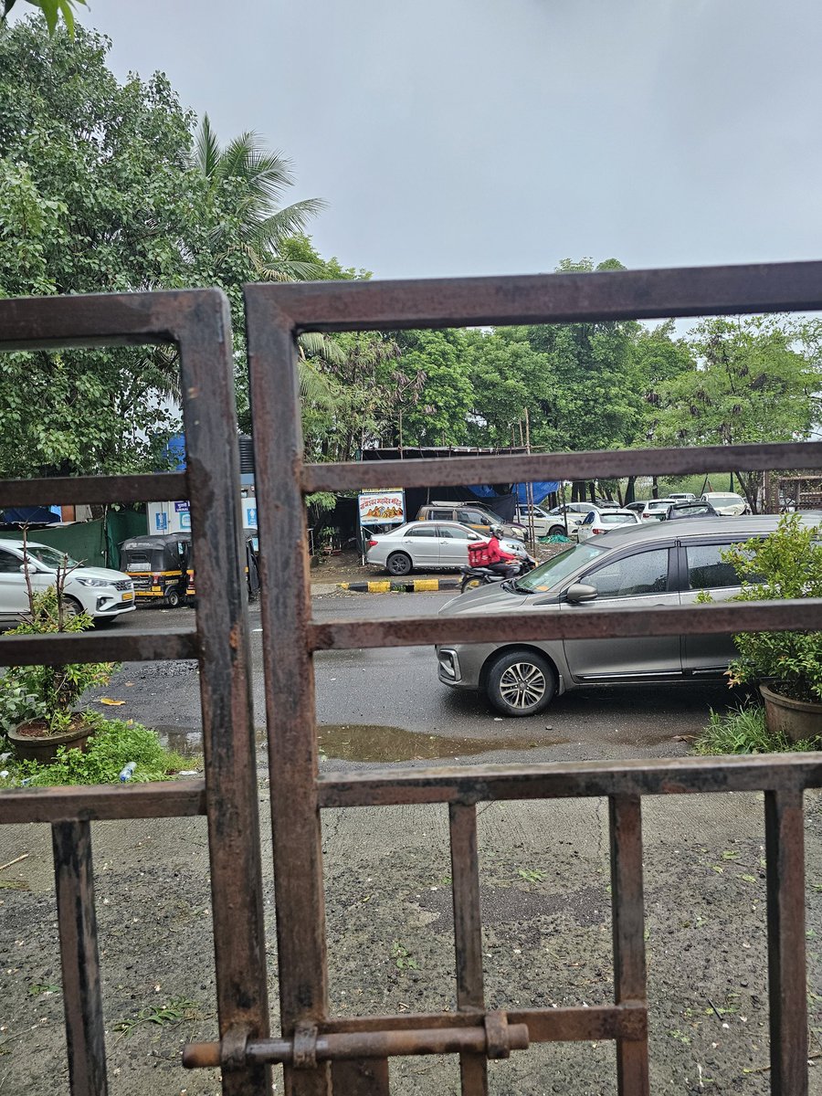 4tusha's tweet photo. A car is parked in front of our society gate since night please  take action @Navimumpolice https://t.co/pJzIby9vnV