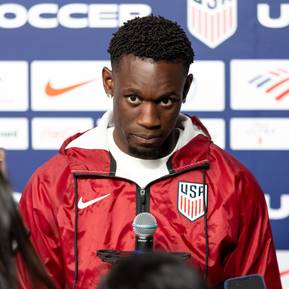 LARGOESPN's tweet photo. BALOGUN QUEBRA O SILÊNCIO SOBRE A POLÊMICA NA COPA DO MUNDO! 🇺🇸

Após a eliminação dos Estados Unidos para a Bélgica, Folarin Balogun comentou pela primeira vez sobre toda a controvérsia envolvendo seu cartão vermelho, posteriormente anulado pela FIFA.

🗣️ "Quando você recebe um cartão vermelho, normalmente o protocolo é que você não jogue a partida seguinte."

🗣️ "Quando essa decisão é revertida, é claro que isso vai gerar polêmica."

O atacante afirmou que apenas aceitou as decisões tomadas:

🗣️ "Aceitei quando fui expulso e também aceitei quando me disseram que poderia jogar."

Balogun evitou alimentar a discussão e reconheceu o mérito do adversário:

🗣️ "Não há muito mais o que dizer sobre isso. A Bélgica foi melhor do que nós hoje. Jogou muito melhor."