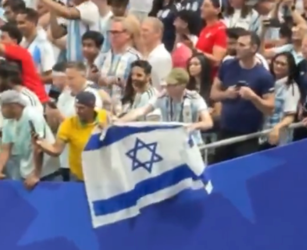 TTendenciaX's tweet photo. "Pelado Estúpido":
Porque aparentemente el DT de Egipto aseguró que "hubo racismo" y que debían suspender su partido contra Argentina debido a que unos hinchas sostenían una bandera de Israel y eso "lo discriminaba". https://t.co/12DdEBIW1m