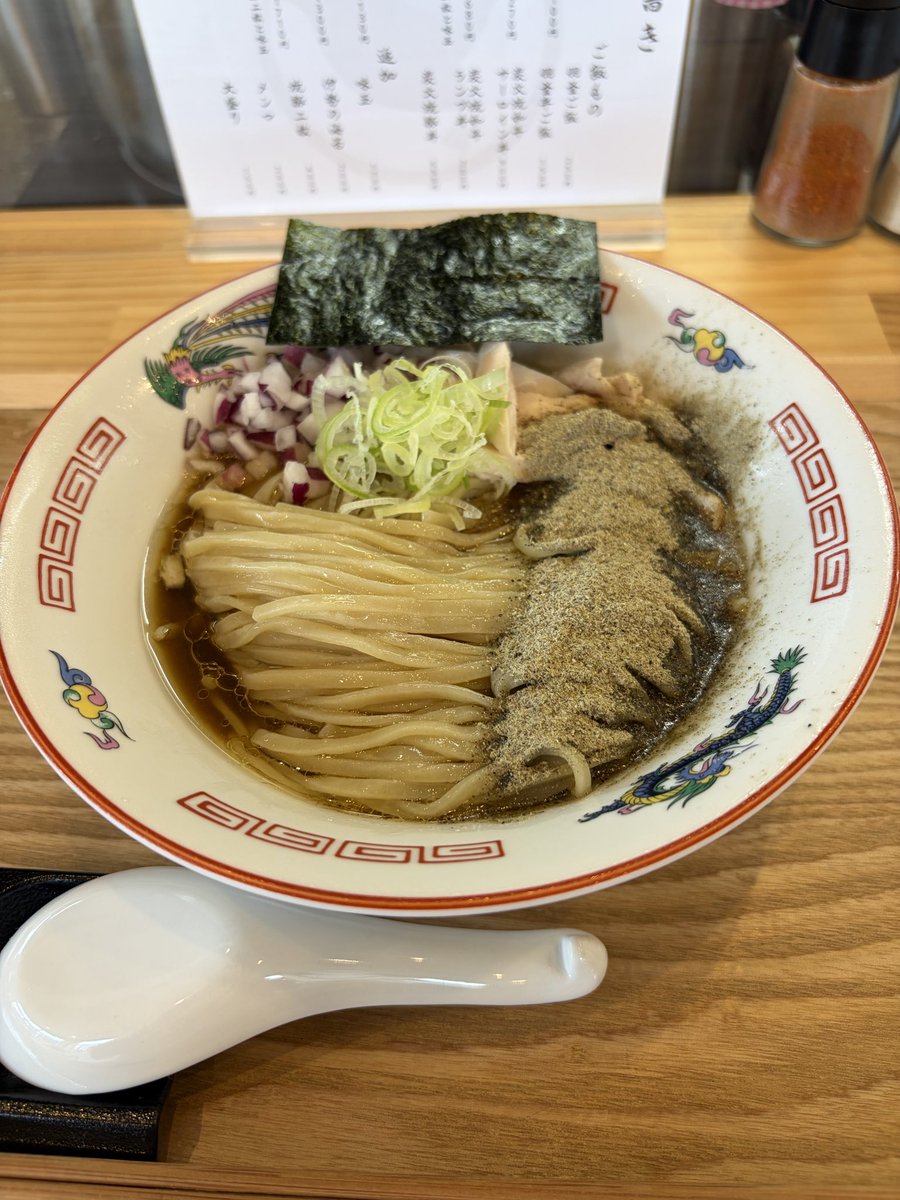 57xF2's tweet photo. 中華そばHIBARI

純・冷や煮干しそば

10時のオヤツ☺️
煮干しオンリーの冷やし
パウダーもかかってこれはヘヴィなヤツか〜💦💦と思ったが‥
おお！エグ味皆無のサッパリ煮干し❣️
流石ですな👍
シッカリと〆られた専用平打ち麺も良き良き😍 https://t.co/Dv9SZVOTbH