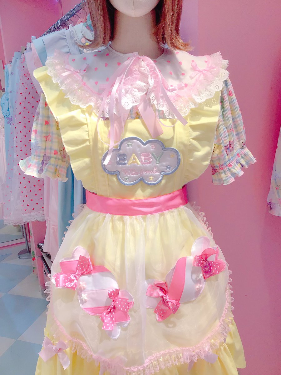 NP_Laforet's tweet photo. 本日もオープンいたしました🎀
イエローとキャンディピンクでカラフルコーデ🌈

トップス¥12800(税込¥14080) https://t.co/2Xzo4qvklY
JSK¥16000(税込¥17600) https://t.co/wAUWhMjNxi
エプロン¥12000(税込¥13200)
つけ襟¥9800(¥10780)

通販ご希望の方、商品のお問い合わせは info@nile-jp.comまで💌 https://t.co/5pGmiSG6Es