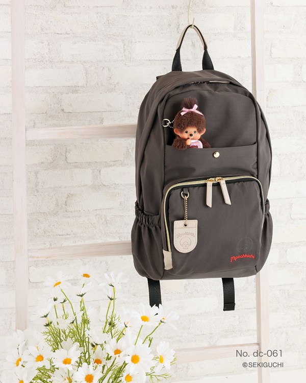 monchhichi126's tweet photo. 「SAC'S BAR」×「モンチッチ」コラボに、とっておきの新アイテムが登場だモン❤️

おでかけのお供にぴったりなバッグやポーチ、リュックなどが仲間入り✨
モンチッチらしい可愛さはそのままに、大人の方にも使いやすいデザイン♪

サックスバー公式サイトと全国の店舗で販売中！
お気に入りを見つけてね❤️

詳しくはこちら⬇️
https://t.co/tpEyFtQXr8
#モンチッチ#サックスバー#sacsbar#バッグ#新作#限定#コラボ