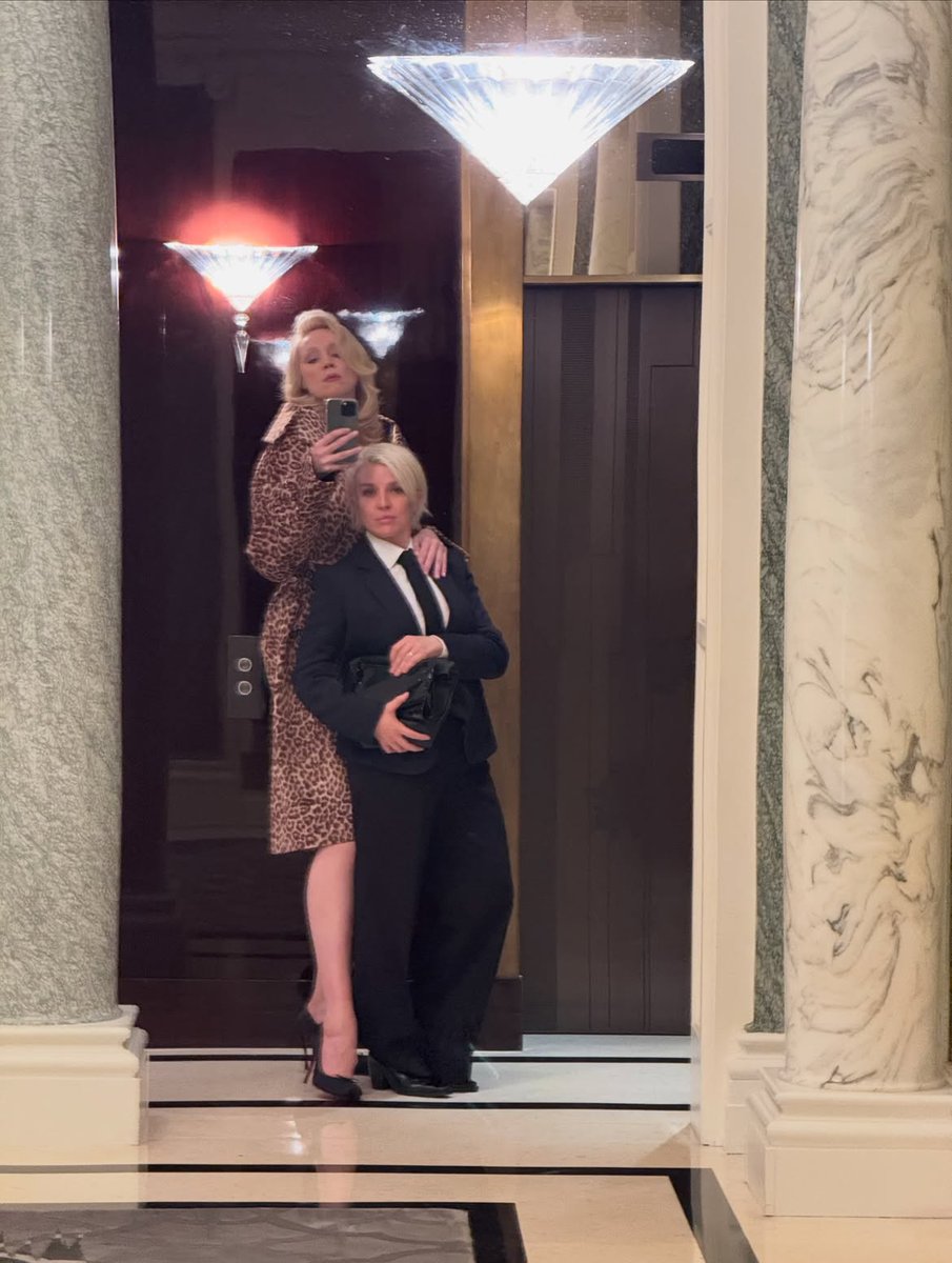 ChristieGallery's tweet photo. Gwen and ...well ..bodyguard 😍 https://t.co/mByMIrOlU6