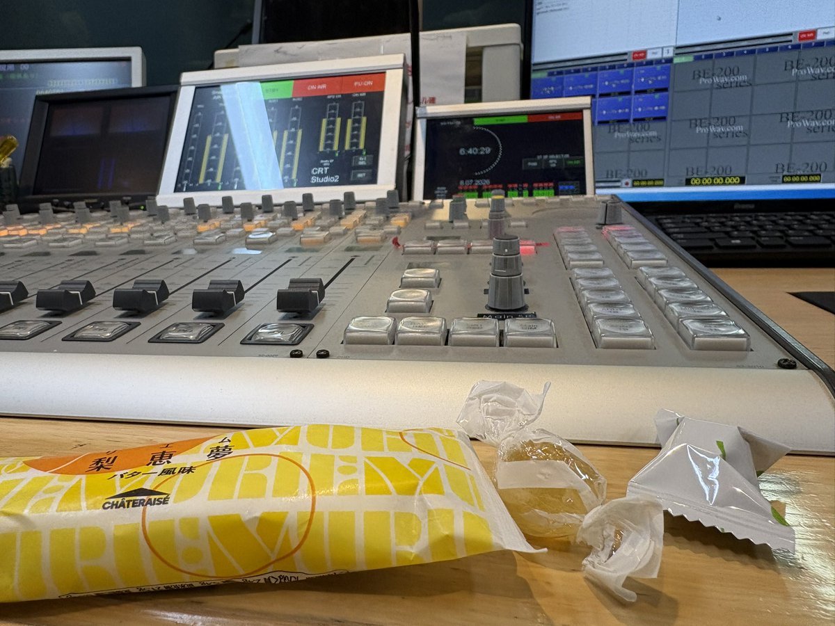 hry_official's tweet photo. おはようございます☀

本日の朝は栃木放送から📻

朝準備中のレジェンド嶋均三さんから飴とサインをいただきました！

これでFine Morningコンプリート🤩

裏面にはサイン✍️

そしてお菓子と共にミキサーを🍬

本日も一日頑張りましょう💪

#栃木放送 #おはリプ #ラジオ #音楽 https://t.co/KU1dM1PlnF
