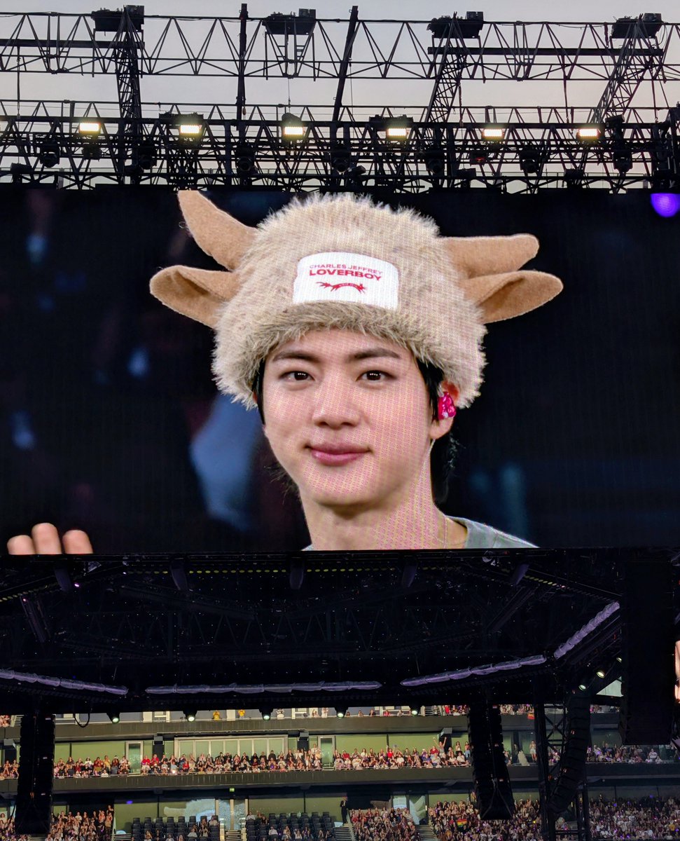 MariaArtie's tweet photo. This hat can work only with this face, I'm sorry https://t.co/SJBZFrqG8e