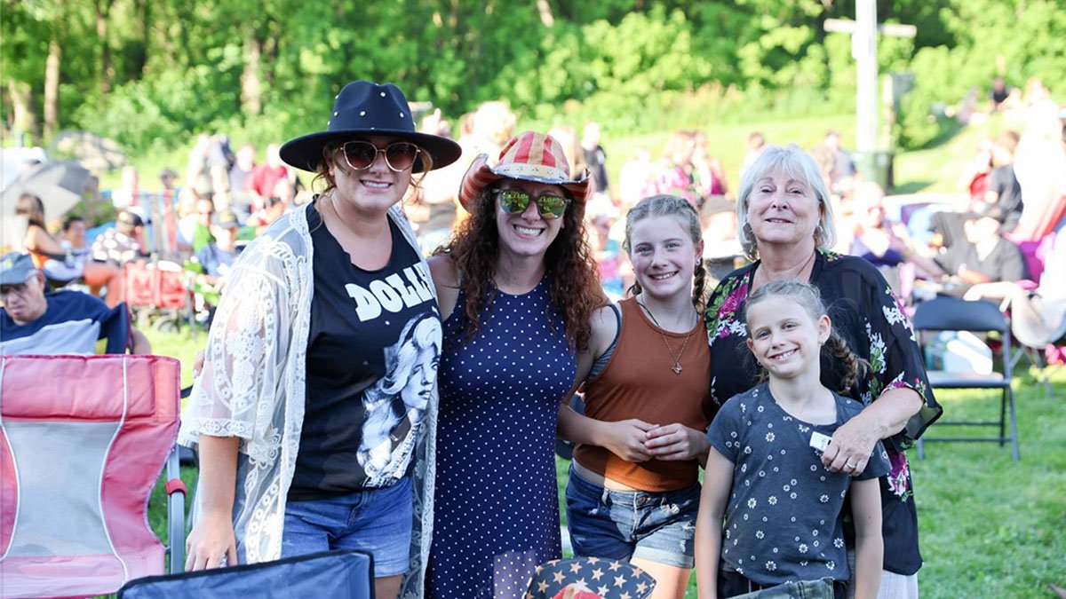 VisitLakeCounty's tweet photo. 🎶 Free live music every Thursday in @EnjoyAntioch! The "It's Thursday" Summer Concert Series runs through Aug. 27 at the Antioch Bandshell — Eagles, Billy Joel, Taylor Swift tributes and more all summer long!🎸 #LetsGoLakeCounty
https://t.co/ABZWsfWz1H https://t.co/b9t5zDip0Q