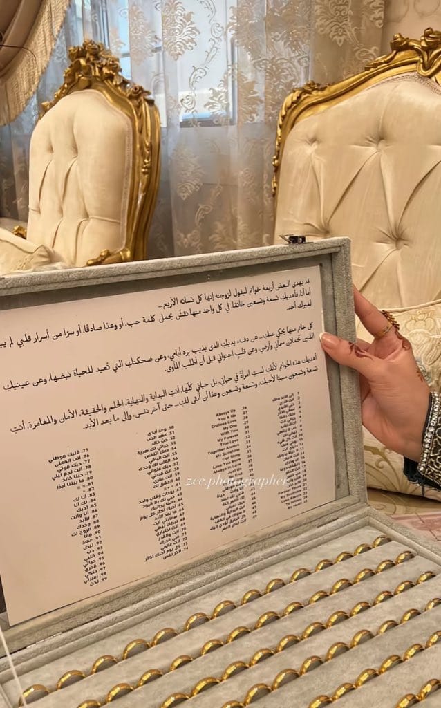 1omarali1's tweet photo. إماراتي يهدي إماراتية 100 خاتم ذهب 💍🇦🇪
ما شاء الله تبارك الله، قمة الرومانسية والفخامة ✨🤍 https://t.co/o1ndLuXrcx