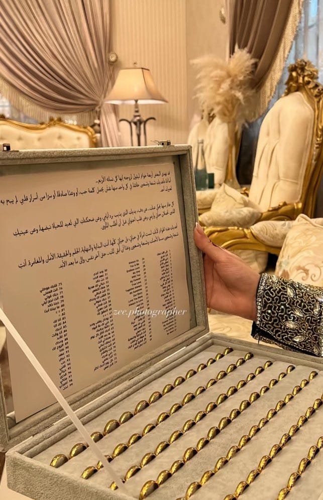 1omarali1's tweet photo. إماراتي يهدي إماراتية 100 خاتم ذهب 💍🇦🇪
ما شاء الله تبارك الله، قمة الرومانسية والفخامة ✨🤍 https://t.co/o1ndLuXrcx