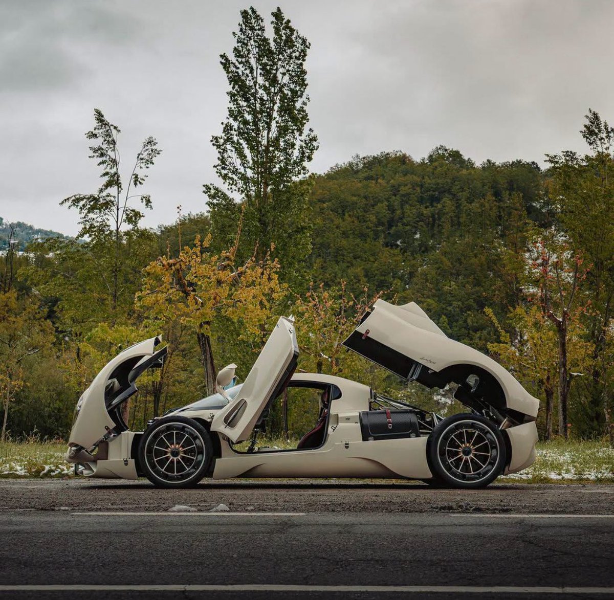 proxy63s's tweet photo. Tell me Bugatti is the king of cars, and I’ll tell you Pagani is 10x better https://t.co/v7hW6BiMTh