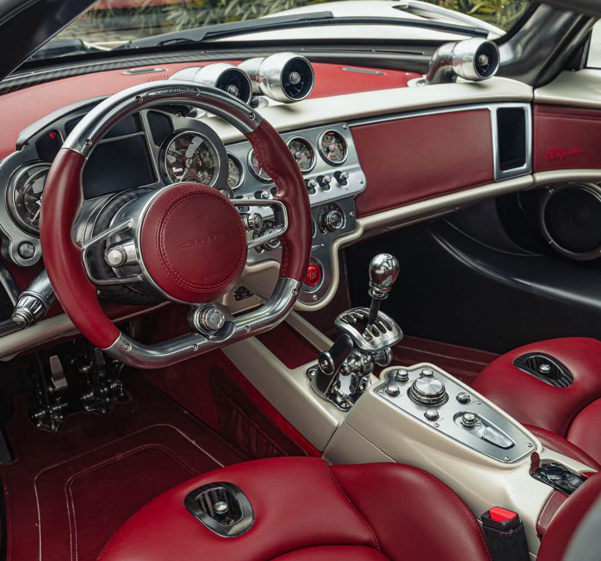 proxy63s's tweet photo. Tell me Bugatti is the king of cars, and I’ll tell you Pagani is 10x better https://t.co/v7hW6BiMTh