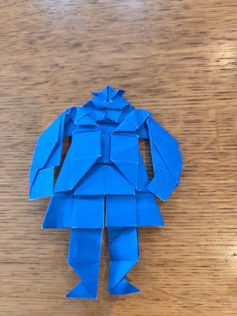 urwOrigami's tweet photo. #折り紙　#浦高
作品名　オリロボ(武者タイプ)
出展　フチモトムネジ
(Youtube https://t.co/nEl6jhpe23)
折り手　わらどっこ

顔の部分を立体的に作るのが楽しかったです！また折りたくなるような作っててとても興味深い作品でした。 https://t.co/O2eof52qYG
