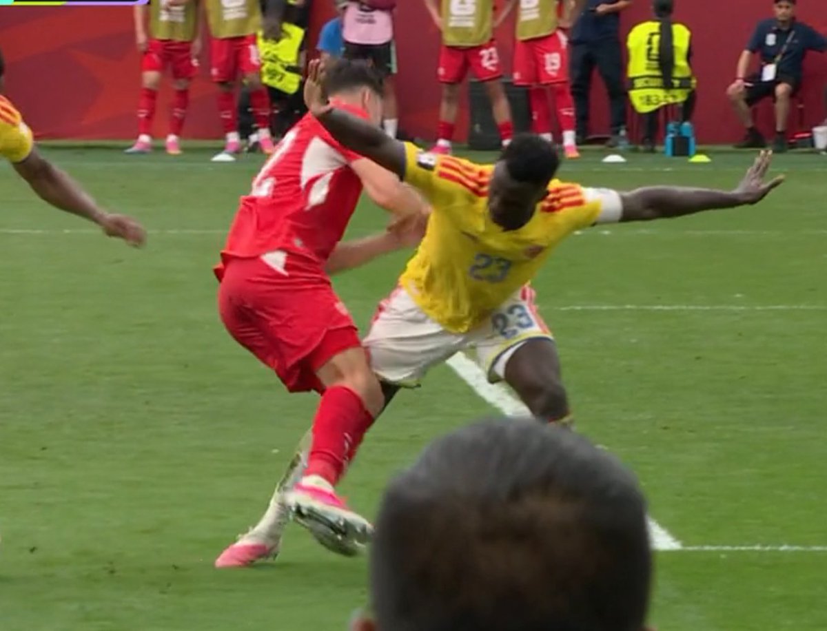 Footballogue's tweet photo. Ça aurait pu faire pénalty pour la Suisse ça, non ? 🧐🇨🇭 https://t.co/aL8PCgGaP5