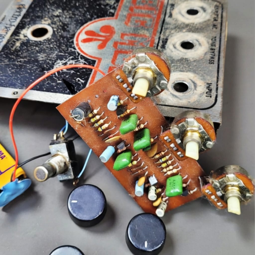 EfectosCluster's tweet photo. ¿Conocías las 6 versiones clásicas del Big Muff? Desde el Triangle de los 70 hasta los rústicos Sovtek rusos, un repaso por la historia del pedal más icónico. 🎸🔥 https://t.co/2IbxFiGTf5