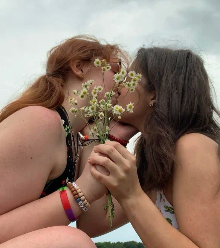 VVeliVatansever's tweet photo. Where love blooms, we bloom too. 🌼
#LoveIsLove #WLW #Lesbian #GirlsLove  #Sapphic #QueerLove https://t.co/UWDHxBdxaC