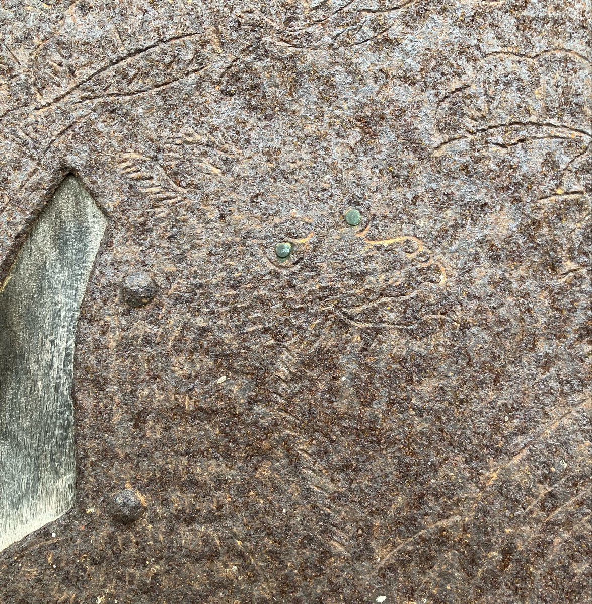 nekotaro1601's tweet photo. オオカミ形の鍵金具があると教示されたので、現物を確認。松の下に、四角な台座に座り、右を向くオオカミが現されていた。オオカミの両眼は青く、緑青かもしれない。オオカミの姿勢は、お札に刷り込まれたオオカミを手本にしているのか？。
この地域、もっとオオカミの金具が出て来そうな予感がする。 https://t.co/hFOGsj1TUk