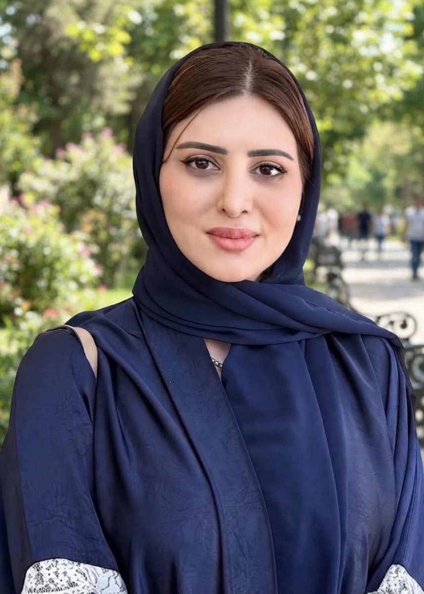 RashidMaarouf's tweet photo. هناك ترند وإشاعات تنطلق من وقت لآخر لمهاجمة وتشويه سمعة إيمان حميد. في المرة السابقة قالوا إن الحكومة سوف تمنحها حقيبة وزارية، ويا له من ترند! فقد انخرط فيه الجميع، وأنا واحد ممن صدّق ونشر وانتقد، وفي النهاية تبيّن أن الترند مجرد كذب وإشاعات.

واليوم، بمجرد أن عرفوا بأنها زارت الرياض، أطلقوا الترند الجديد، وهذه المرة قالوا إنه تم تعيينها مستشارة لوزير الإعلام. وبهذه المناسبة أطلقوا الكثير من التهم والإشاعات عنها، وكل واحد كتب رواية دون أن تتضمن أي أدلة، وإنما مجرد “قالت وقالوا”.

على كل حال، جمعت بعض المعلومات عنها، وبراءةً للذمة، سأقول لكم الحقيقة. هذه المرأة كانت زوجة علي العماد، شقيق محمد العماد، وليست زوجة محمد العماد كما يروّج البعض. كانت زوجة علي، وقد حدثت بينهما خلافات وانفصلت عنه منذ حوالي عشر سنوات. هذا أولًا، لأن البعض يقول إنها لا تزال زوجة محمد العماد حتى الآن، وهذا غير صحيح هي حاليا متزوجة بشخص آخر موجود معها في الخارج وليس في صنعاء.

الأمر الثاني، أن الفتاة متعلمة ولديها مؤهلات عالية، وعلى أساسها انطلقت نحو العالمية، وعملت مع منظمات حقوقية، ورفعت عشرات التقارير عن انتهاكات الخوثيين لحقوق الإنسان في اليمن أمام العديد من المنظمات والمحافل الدولية في فرنسا وغيرها. وقد أقلقت هذه التحركات الخوثيين، لأنهم يراقبون تحركاتها منذ أن غادرت صنعاء، ويحاولون محاربتها بإشاعات مدفوعة الأجر لا تتضمن أي أدلة واضحة.

ولذلك وجب التنويه إلى أنه ليس كل ما يُنشر حقيقة، وليس كل ترند يستحق أن تشارك فيه أو تنجرّ وراءه دون أن تتأكد. الموضوع باختصار: ترند مصدره مطابخ الخوثيين، وينجرّ إليه الكثير من الناشطين دون أن يتحققوا من مصدر الرواية والإشاعة.

السعودية لها استخباراتها الخاصة ولها معلوماتها عن كل شخص ويعرفون كل شيء فلا تفكروا بأن السعودية سوف تسكت عنها اذا كان لديهم أي معلومات عن أي نشاط مشبوه تقوم به.

البنت مستهدفة من قبل الاستخبارات الخوثية فلا تكن انت ايضا عونا لهم في محاربتها والتحريض عليها.
#راشد_معروف