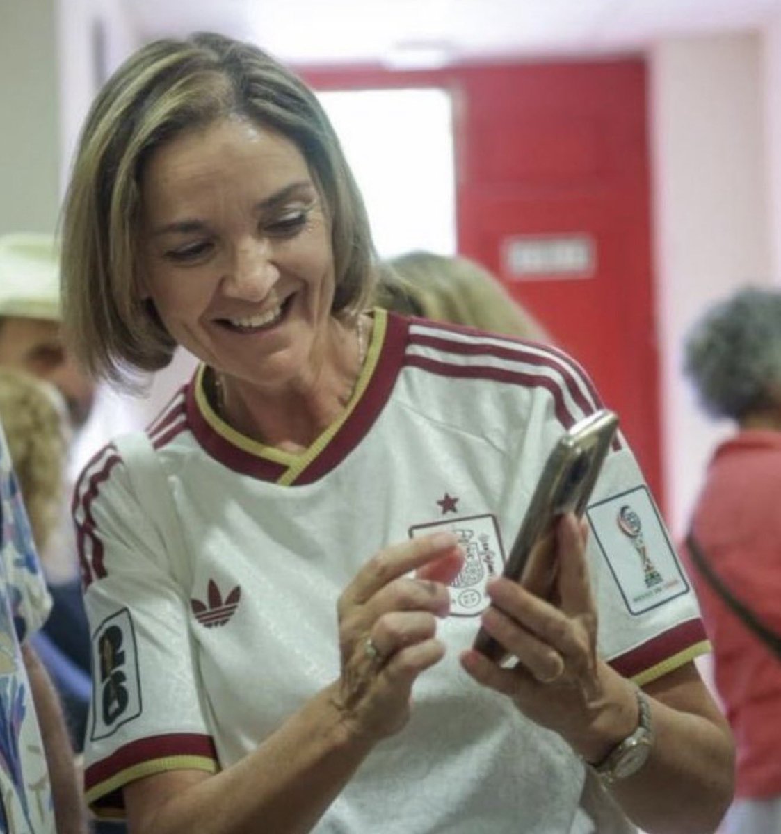bertrandmyd's tweet photo. ¿Reyes Maroto se ha comprado la camiseta de España en el top-mandas?

@MarotoReyes colaborando con el tráfico de falsificaciones, economía sumergida, trabajo ilegal sin seguridad social…? https://t.co/tRWjoAxJRz
