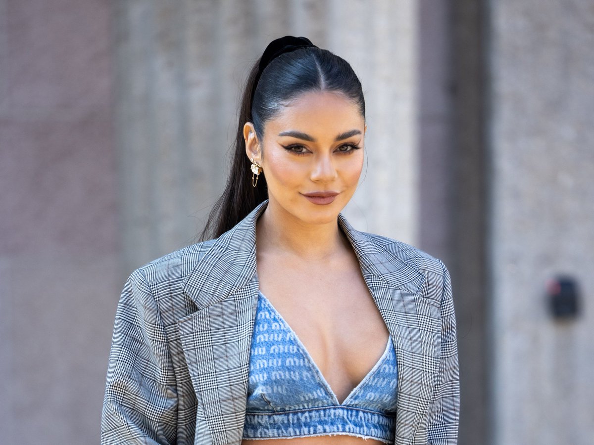 vahudgensbr's tweet photo. 🚨 Vanessa Hudgens encerrou as filmagens de um longa chamado "Mini War"!

Luke Wilson herda um campo de minigolfe e entra em uma guerra por causa de uma pista de kart.

É uma comédia com classificação indicativa para maiores (Rated R) e tem previsão de lançamento para 2027! https://t.co/pJnHg43wRd