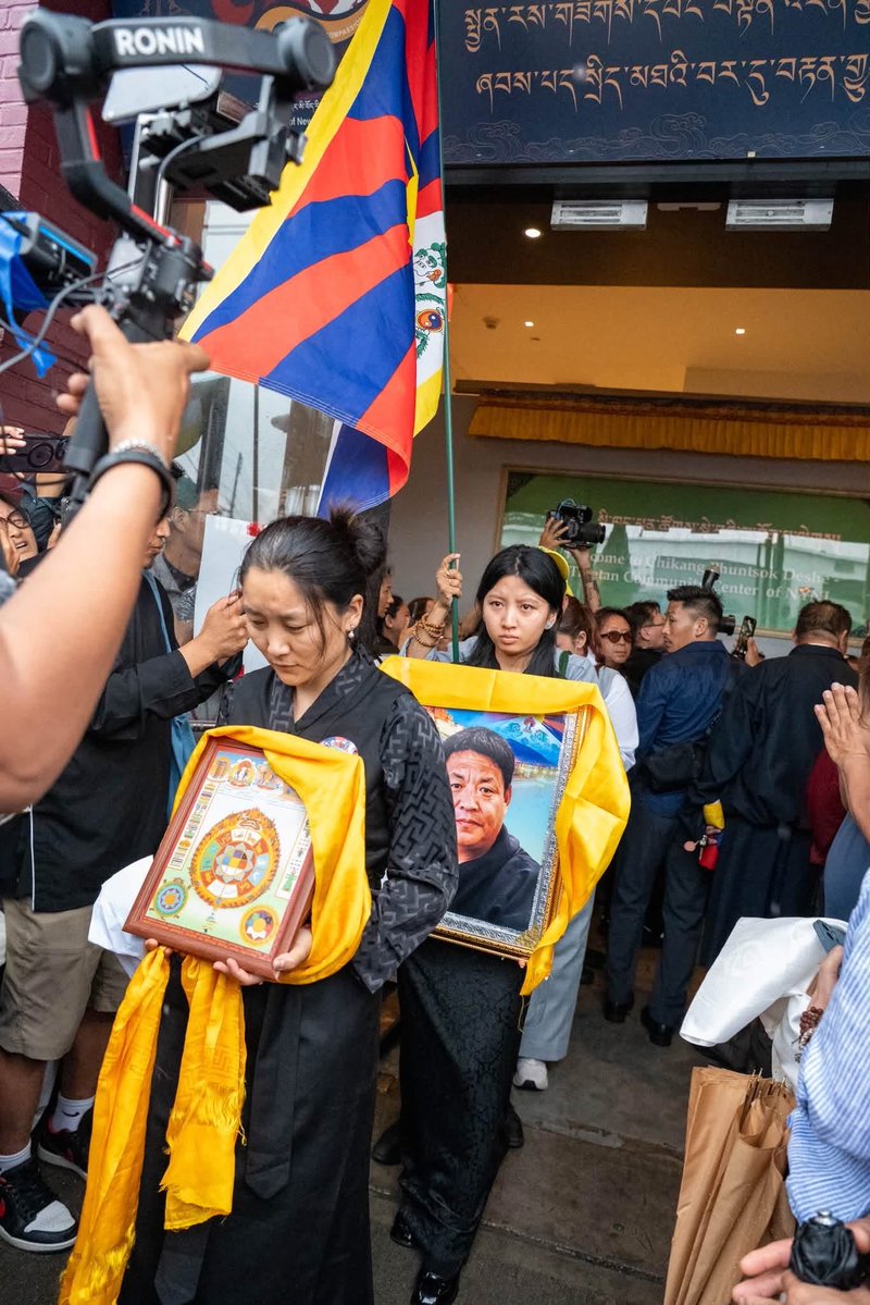 Tibetankyi's tweet photo. Lobga Rangzen’s funeral was held with thousands of Tibetans gathering to offer Katak. The North America Representative of Tibet is Dr. Namgyal Choedup, along with Dr. Lobsang Sangay, the former Sikyong (Prime Minister) of the Central Tibetan Administration, and Tenchoe Gyatso, president of the International Campaign for Tibet. Both are representatives for the Tibetan Parliament-in-Exile. Additionally, presidents or representatives of various Tibetan NGOs and hundreds of Tibetan New Yorkers were present.
#Tibet #China #NYC #UN