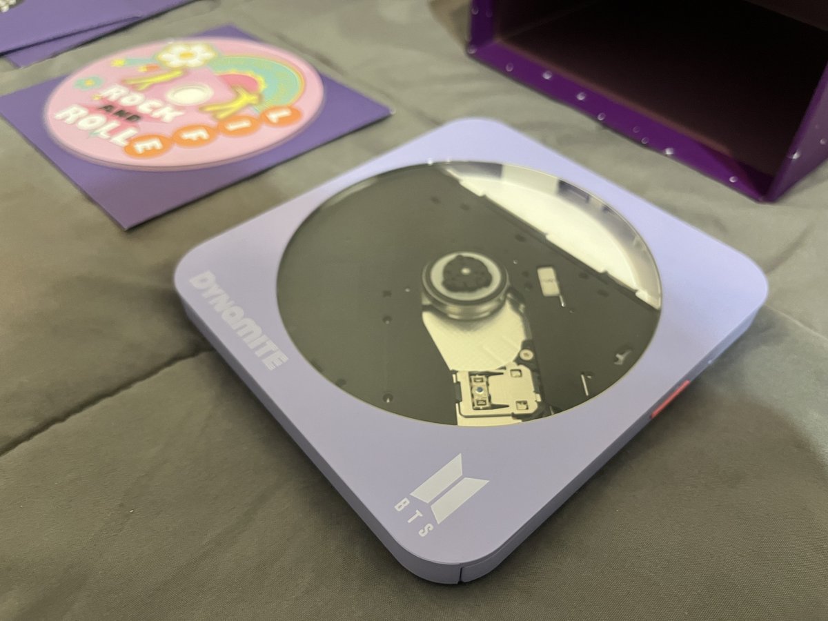 juliasinterlude's tweet photo. VENDA BTS | Player de album e dvd bts Dynamite

Ele é lindo e perfeito, mas n serviu na minha tv. Só guardei, quase nunca usado. Item raro.  R$500 reais + frete

OLX:  https://t.co/BUm91jd4a7

RT pfvo? @BtstradeBR @trocaevendabts @vendaetrocakpop @BtsVendas @vendas_kpop https://t.co/aCFYDk4WPw