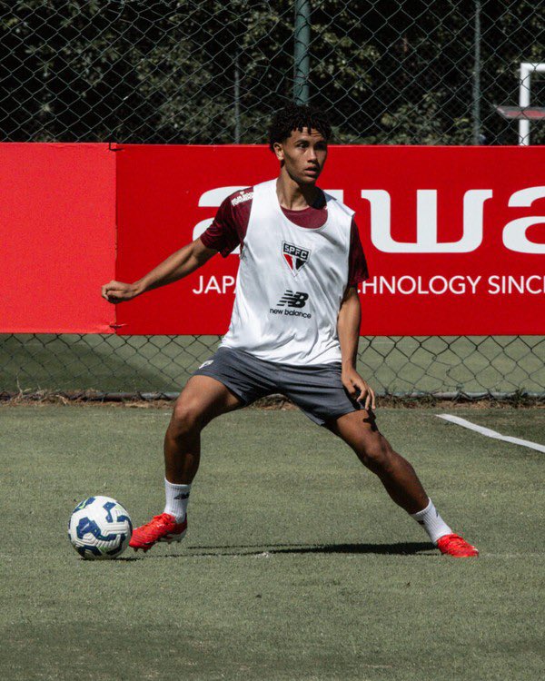 1fabiogomes's tweet photo. Ângelo foi considerado a principal promessa da base. Lateral-direito

Aos 16 anos foi vendido ao Strasbourg, da França

Não vai nem jogar aqui https://t.co/IbOudNse1b