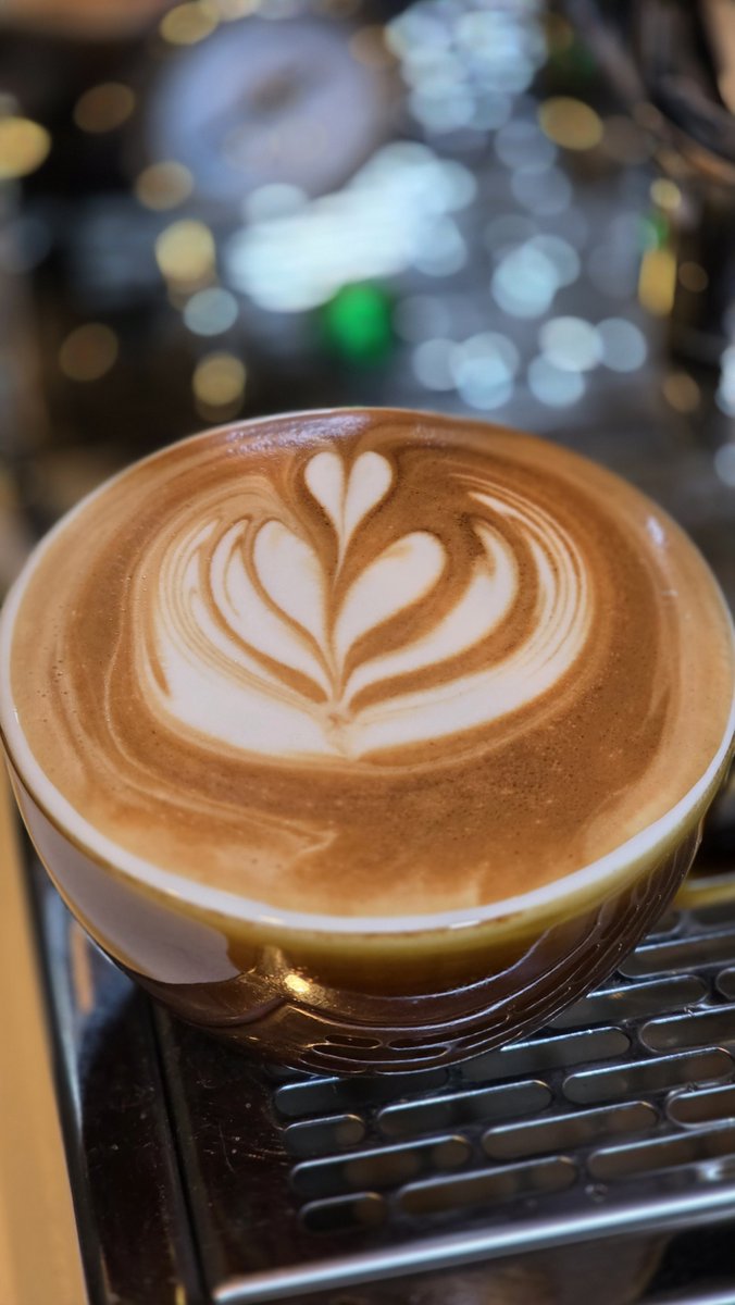 espressobaobab's tweet photo. おはようラテ練習☕3杯作ったけど、どうしようもない程、こぼれた😓
ステキな1日に🌈 https://t.co/k7l0AFxMic