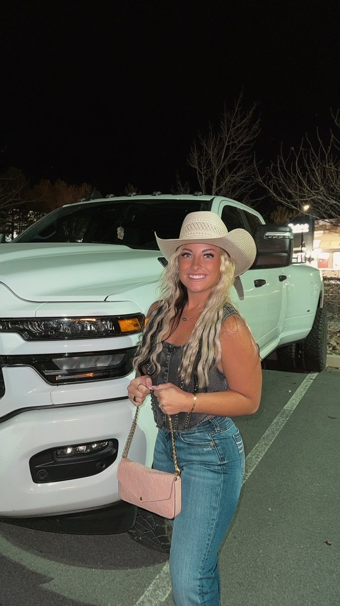zonamaeeeirl's tweet photo. yes we can do it in the truck 🤍 https://t.co/n8bdiKdUrz