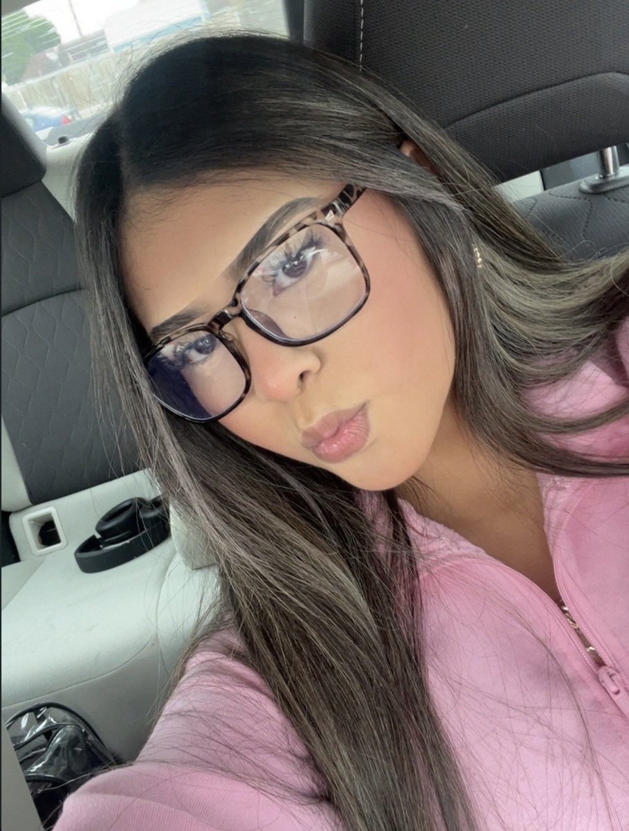 HannahRose9z's tweet photo. Pink jacket Yk what else pink👀 https://t.co/XxfY23xiaZ