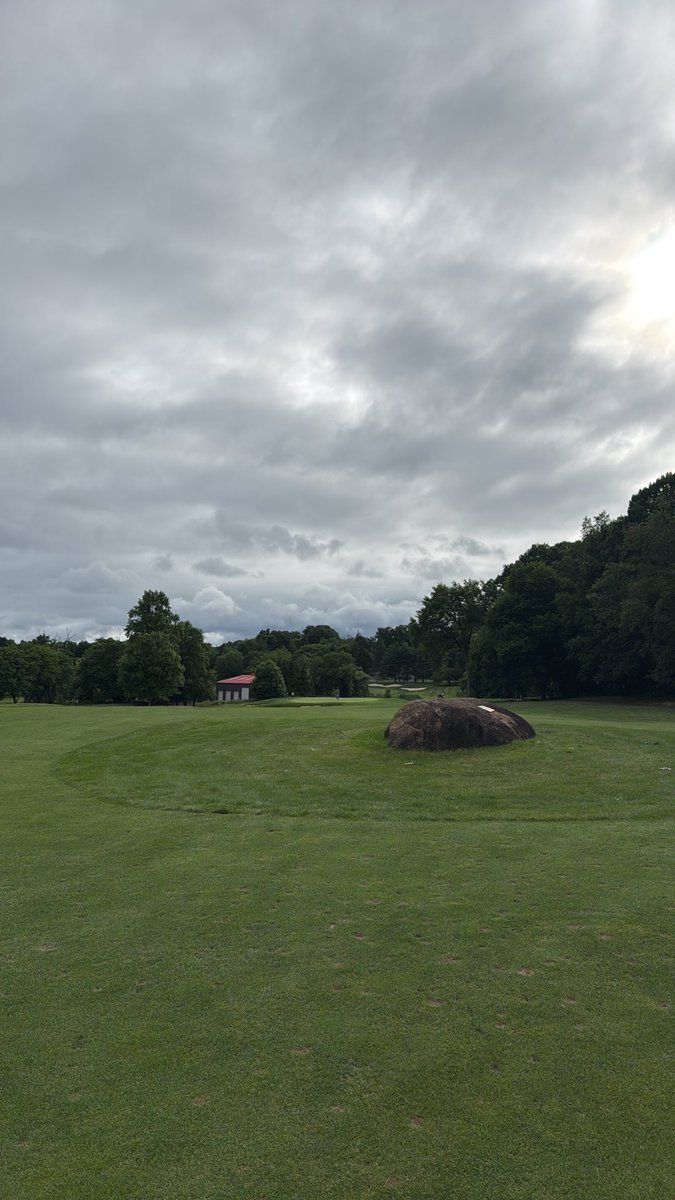 Willyraper3's tweet photo. I wonder who thought putting a boulder in the middle of the fairway would be a good idea https://t.co/F3do2M0U7B