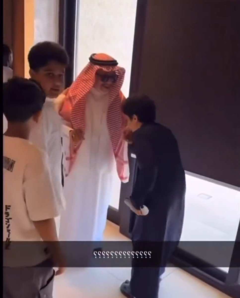 1HBK___'s tweet photo. عفوية الولد حطت الشايب بموقف يخلية يتمنى تنشق الارض وتبلعه https://t.co/bGkpPqIRFq