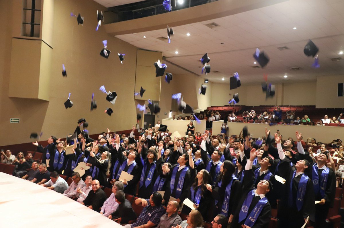SECSonora's tweet photo. Las Escuelas Normales y unidades de la Universidad Pedagógica Nacional (UPN) ubicadas en Sonora graduaron a más de 875 nuevas y nuevos profesionales de la educación. 🎓✨

Lee el boletín completo en: https://t.co/Oq5zo3nrJD https://t.co/2apB3HhMcF