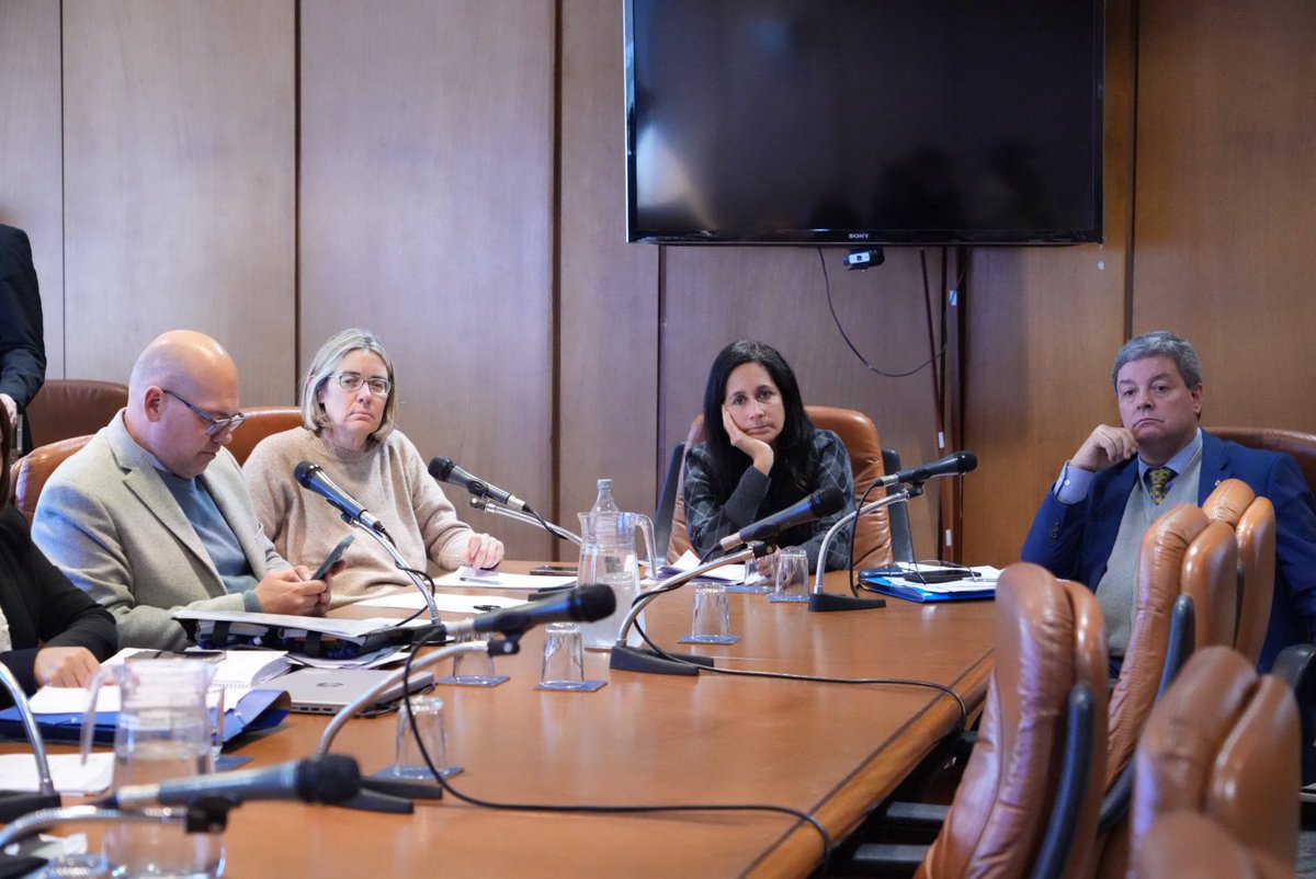 Fedecasaretto's tweet photo. ASSE DESHACE

Hoy participamos de la Comisión de Salud Pública en donde fue recibido el Dr. Jorge Curbelo, ex Director del Hemocentro.

Dio respuesta a cada una de las acusaciones de las que ha sido objeto (presupuesto, publicidad, contrataciones, Hemobus, banco de leche, relación con el personal).

Los legisladores del Frente Amplio que  -cuando concurrió el Directorio de ASSE- habían cuestionado duramente la gestión del Hemocentro, hoy no emitieron opinión.

Es insólito que a 2 meses de haberse iniciado la investigación administrativa, Curbelo no haya sido ni citado y ni informado que su gestión está siendo investigada.

Parece mentira que esta comparecencia en la Cámara de Representantes sea la única oportunidad que ha tenido el ex Director de defenderse.

Lo más triste es que el Hemocentro hoy tiene menos donantes de sangre, el Hemobus sale mucho menos a la calle, hay menos estudiantes que aprenden la importancia de la donación y la Unidad Móvil de Aféresis(UMA) está guardada desde hace 2 meses en un garaje con un equipamiento que costó 100.000 dólares adquirirlo.

Cabe recordar el esfuerzo que toda la sociedad de Maldonado hizo para que se comprara el Hemobus, la UMA y se construyera el banco de leche.

Según lo que informó hoy Curbelo, hacía 17 años que -gracias al Hemocentro- el Hospital de Maldonado no tenía que comprar inmunoglobulina. Esto hoy cambió y hoy se llevan gastados 611.000 pesos por este concepto.

El Frente Amplio también te mintió cuando te dijo que lo que funcionaba bien no se tocaba.