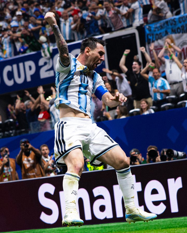 FANFOOTMESSI's tweet photo. 🚨Zlatan Ibrahimovic  :

« Ce que Messi fait à 39 ans est incroyable. Concurrencer Mbappé et Haaland au sommet de leur forme et en sortir vainqueur est de la folie. 

Les gens qui pensent qu'il n'est pas le plus grand footballeur de tous les temps devraient être interdits de regarder le match »