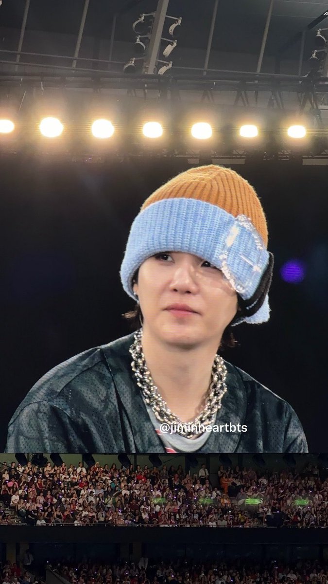 DataAgustD's tweet photo. Yoongi's tiny doll face almost disappearing under that oversized beanie 😭🤏 https://t.co/n9qekFCflZ