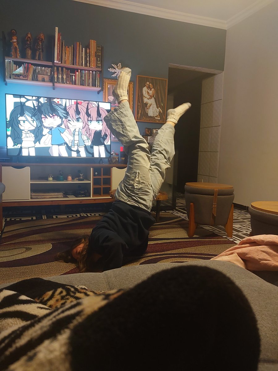 Yrenokk's tweet photo. quando vc e sua prima estão assistindo gacha e ela fala "eu sei fazer um movimento de break dance" e ela vai pro meio da sua sala e faz https://t.co/LVOtjG4Aze