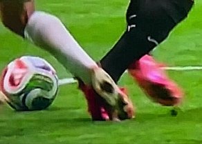 Coronel_Carluti's tweet photo. No es penal para egypto, no hay pisotón del defensa, pisa el pasto y Salah se deja caer https://t.co/mjh00t7cmw