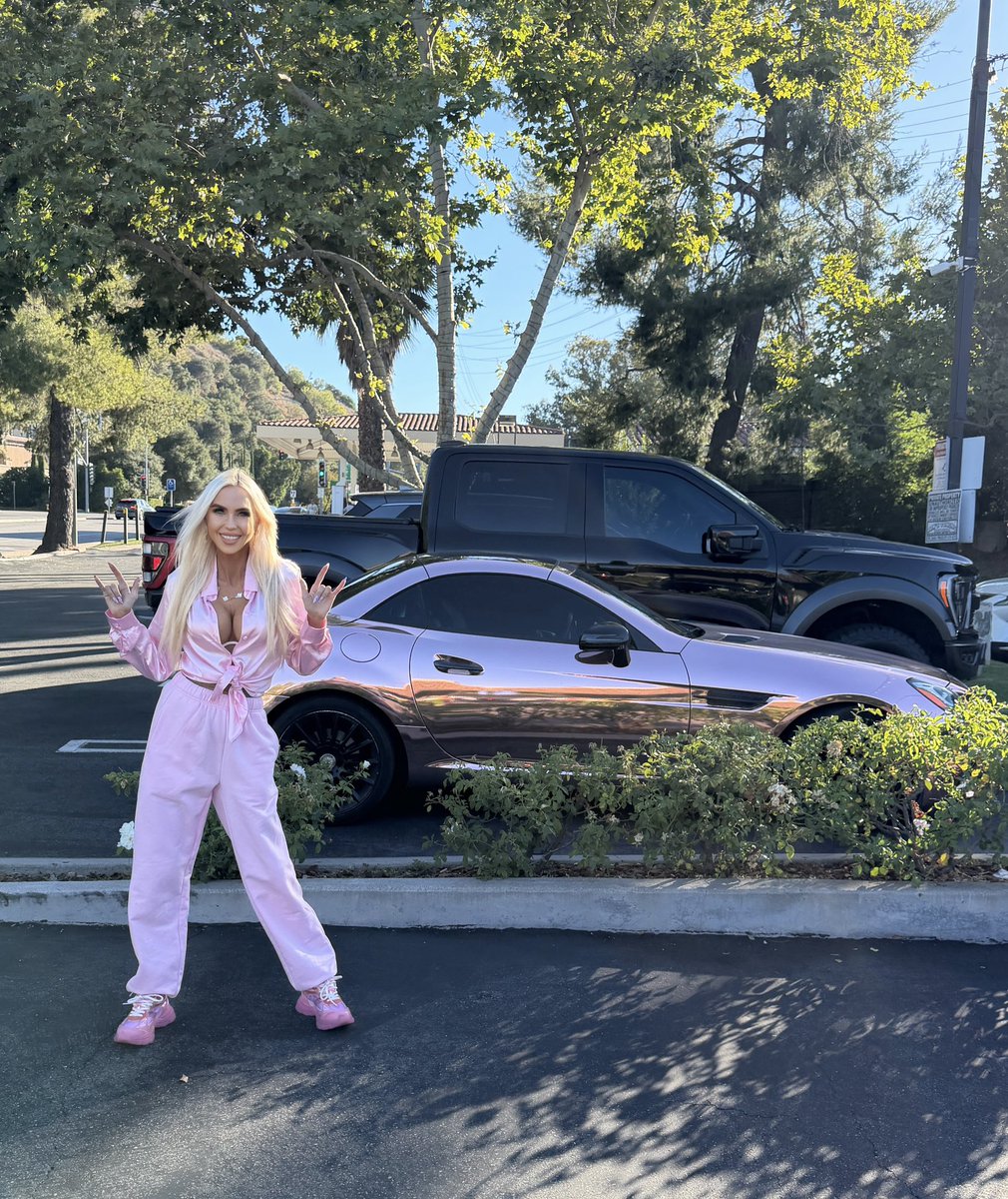 Simonna's tweet photo. Pink day 💖 https://t.co/ut0D0mXQbh