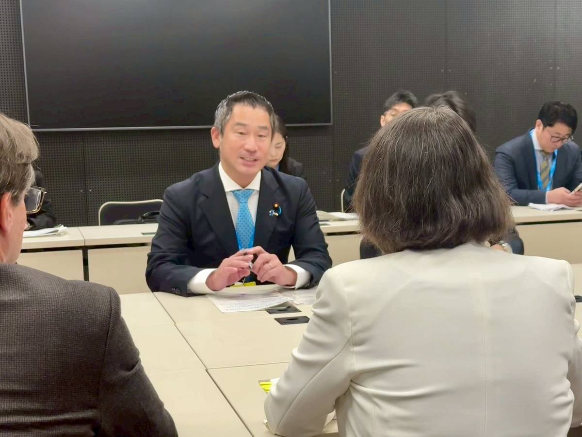 0024youhei's tweet photo. 引き続き、スイスで国連初のAIガバナンスに関する国際会議に日本政府の代表として参加しています。

今日は、日本政府を代表して２つの会議に出席しました。
分科会では、国際的な議論を進める上でのベストプラクティスである「広島AIプロセス」を立ち上げた日本として、AIがもたらすリスクを最小化するための鍵となるAIの「信頼性」の重要性を訴える演説を行いました。

続いて、ハイレベルセグメントでも、各国代表団による議論を踏まえ、日本政府代表として、広島AIプロセスを立ち上げ国際社会の議論をリードしてきた日本の経験を共有し、昨日に引き続き各国・地域の実情に応じたAIエコシステムの共創を呼びかける意見表明を行いました。

    また、昨日のUAEのアル・オラマAI担当大臣、カナダのシャーン経済開発省次官補に続き、今日の演説の合間にもスペインのロペス・デジタル大臣、イギリスのマルホトラ外務閣外大臣、オランダのアールツ・デジタル主権担当大臣、オーストラリアのハンター大使と会談を行いました。

変化の凄まじいAIの分野の国際会議のため、各国代表団が会場で活発に活動しています。
各国代表団と、今後の緊密な連携を確認し、現状認識について意見を交換しました。

今回の経験も活かし、これからもAIガバナンスに関する国際的な議論を主導していくための外交努力を継続していきます。

#江戸川区
#衆議院議員
#外務大臣政務官
#国連