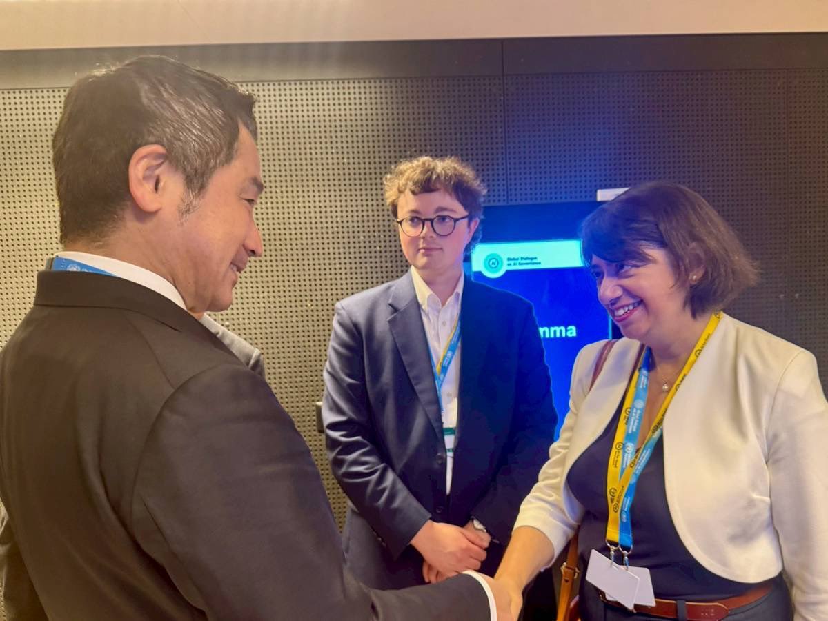 0024youhei's tweet photo. 引き続き、スイスで国連初のAIガバナンスに関する国際会議に日本政府の代表として参加しています。

今日は、日本政府を代表して２つの会議に出席しました。
分科会では、国際的な議論を進める上でのベストプラクティスである「広島AIプロセス」を立ち上げた日本として、AIがもたらすリスクを最小化するための鍵となるAIの「信頼性」の重要性を訴える演説を行いました。

続いて、ハイレベルセグメントでも、各国代表団による議論を踏まえ、日本政府代表として、広島AIプロセスを立ち上げ国際社会の議論をリードしてきた日本の経験を共有し、昨日に引き続き各国・地域の実情に応じたAIエコシステムの共創を呼びかける意見表明を行いました。

    また、昨日のUAEのアル・オラマAI担当大臣、カナダのシャーン経済開発省次官補に続き、今日の演説の合間にもスペインのロペス・デジタル大臣、イギリスのマルホトラ外務閣外大臣、オランダのアールツ・デジタル主権担当大臣、オーストラリアのハンター大使と会談を行いました。

変化の凄まじいAIの分野の国際会議のため、各国代表団が会場で活発に活動しています。
各国代表団と、今後の緊密な連携を確認し、現状認識について意見を交換しました。

今回の経験も活かし、これからもAIガバナンスに関する国際的な議論を主導していくための外交努力を継続していきます。

#江戸川区
#衆議院議員
#外務大臣政務官
#国連