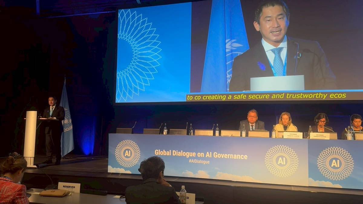 0024youhei's tweet photo. 引き続き、スイスで国連初のAIガバナンスに関する国際会議に日本政府の代表として参加しています。

今日は、日本政府を代表して２つの会議に出席しました。
分科会では、国際的な議論を進める上でのベストプラクティスである「広島AIプロセス」を立ち上げた日本として、AIがもたらすリスクを最小化するための鍵となるAIの「信頼性」の重要性を訴える演説を行いました。

続いて、ハイレベルセグメントでも、各国代表団による議論を踏まえ、日本政府代表として、広島AIプロセスを立ち上げ国際社会の議論をリードしてきた日本の経験を共有し、昨日に引き続き各国・地域の実情に応じたAIエコシステムの共創を呼びかける意見表明を行いました。

    また、昨日のUAEのアル・オラマAI担当大臣、カナダのシャーン経済開発省次官補に続き、今日の演説の合間にもスペインのロペス・デジタル大臣、イギリスのマルホトラ外務閣外大臣、オランダのアールツ・デジタル主権担当大臣、オーストラリアのハンター大使と会談を行いました。

変化の凄まじいAIの分野の国際会議のため、各国代表団が会場で活発に活動しています。
各国代表団と、今後の緊密な連携を確認し、現状認識について意見を交換しました。

今回の経験も活かし、これからもAIガバナンスに関する国際的な議論を主導していくための外交努力を継続していきます。

#江戸川区
#衆議院議員
#外務大臣政務官
#国連
