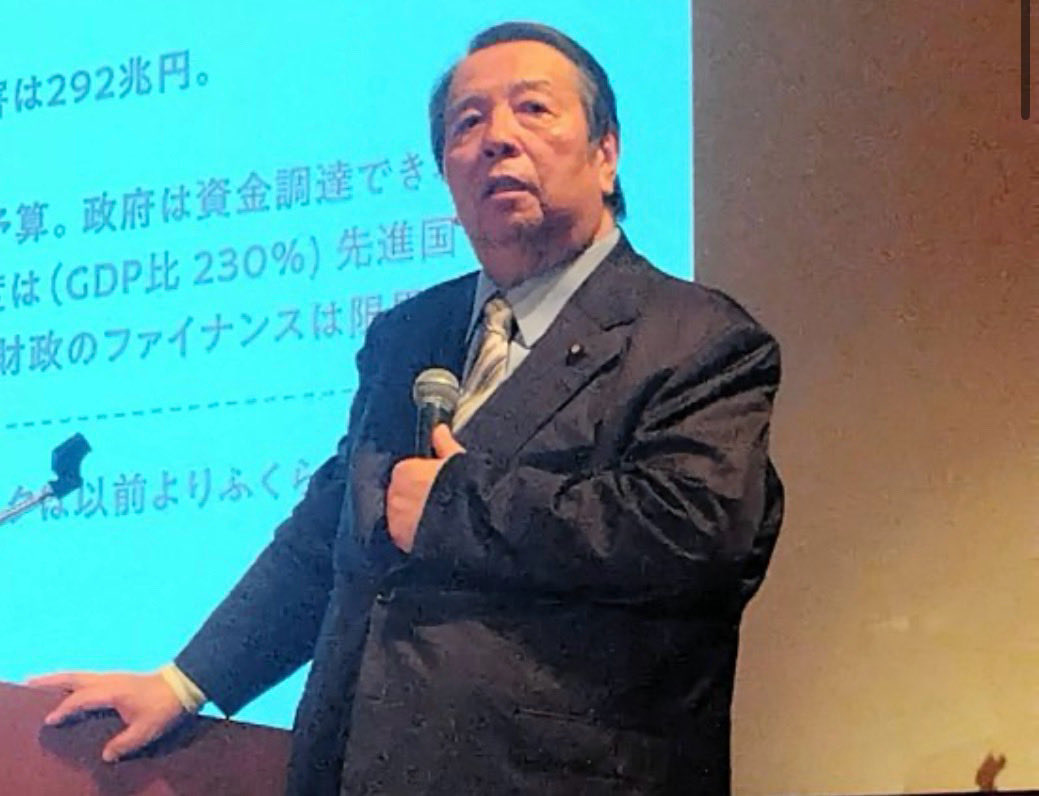 24chokemaru's tweet photo. 【悲報】村上誠一郎さん終始「高市」と呼び捨てで高市政権を批判…

村上誠一郎前総務相が自身の「議員40周年パーティー」で講演

「高市政権はスキャンダルまみれ」

「えぇ高市の答弁は曖昧であり、責任は果出してないという、野党の主張当然だと思います」

これが現総理大臣に言うこと？そして文春記事を鵜呑みにして、野党が言ってることが正しいとも…  

石破さんだったら当選してなかったのに、それでも恩人である高市総理を後ろから鉄砲で撃ってるの草…

話聞いてると立憲や中道と思想が似てると思います…どうぞ離党されれば良いと思います…

最後に、政治家は「政治信念」を貫くのは大切だと思います…しかし、そこには「国民」があってこそです…

選挙結果が民意なんです…それを無視して自身の主張を続けられるなら学者か何かになれば良いと思います…